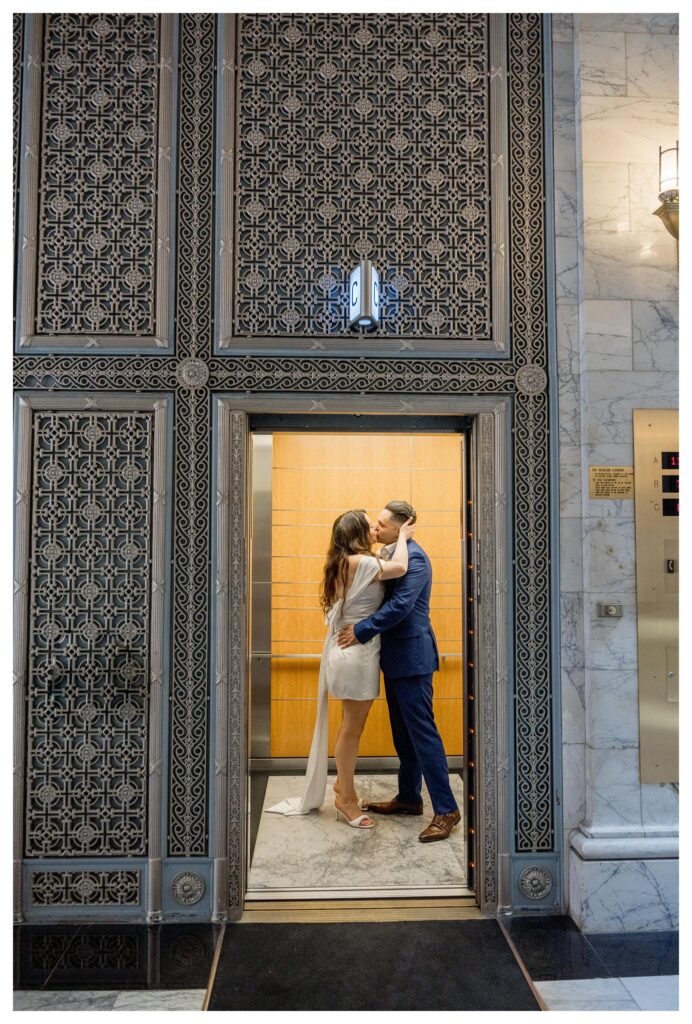 Elevator kiss – San Francisco